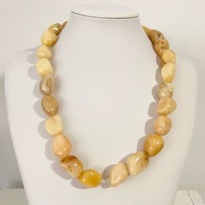 Semi-precious stones necklace.